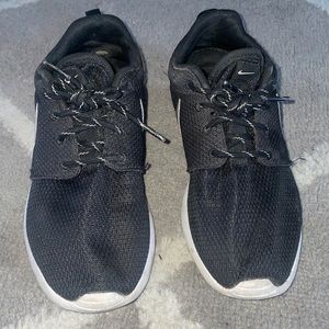 Nike Roshe Runs size 5.5